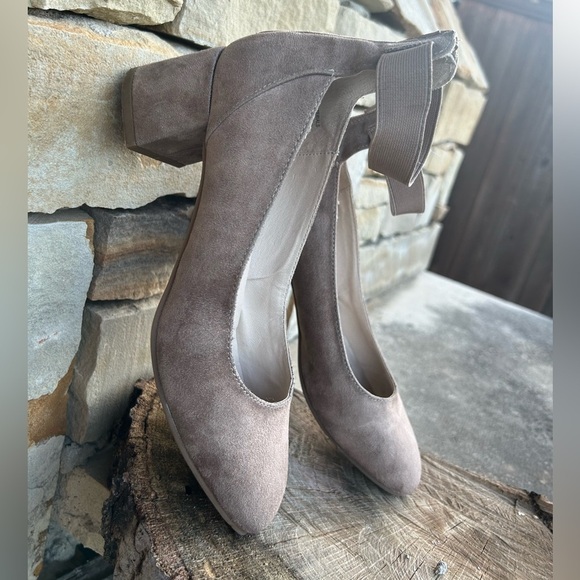 Mountain sole Mickey Tan Elegant Heels with Classic Design Sz-7M.  I - Picture 5 of 8